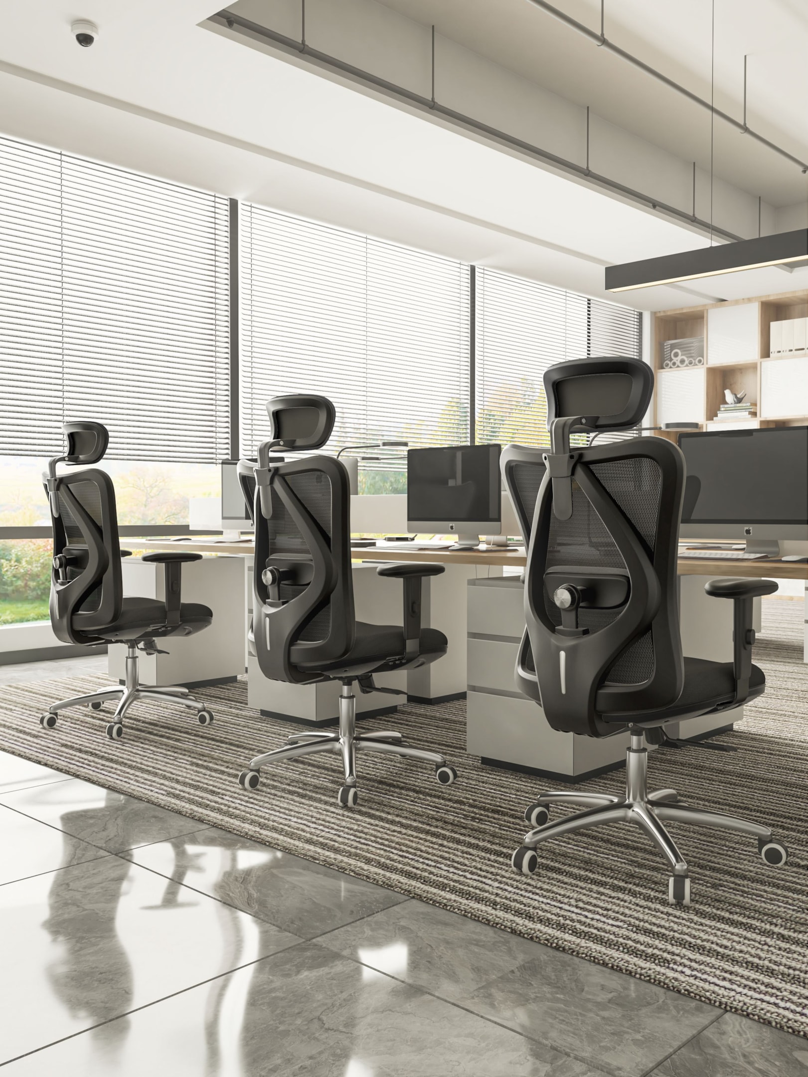 Mobiliario y equipo de oficina Imagen de un espacio de coworking que presenta mobiliario modular, incluyendo escritorios y sillas ergonómicas, en áreas colaborativas rodeadas de plantas naturales, creando un entorno cómodo y funcional para el trabajo en equipo. Este diseño busca fomentar la productividad y el bienestar de los colaboradores.