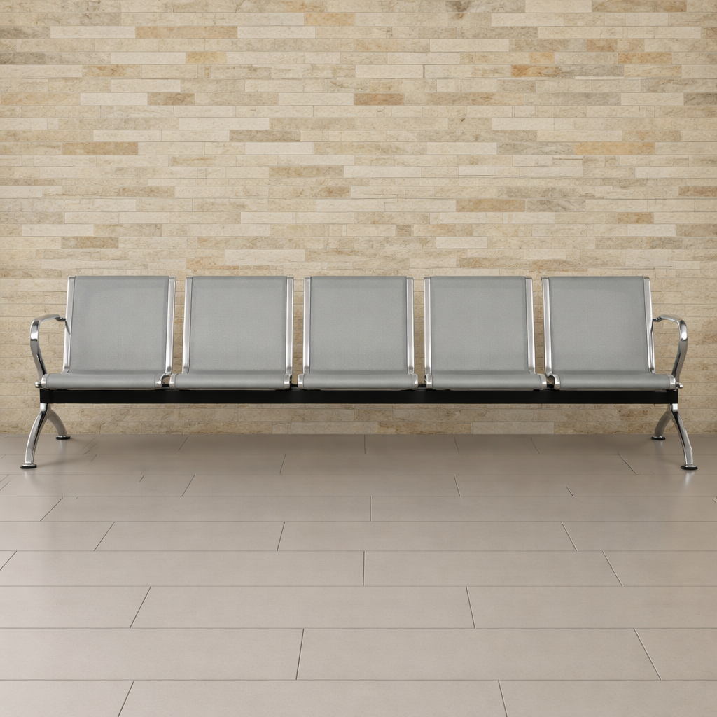 Banca metalica Una sala de espera moderna presenta bancas metálicas alineadas, donde varias personas están sentadas en un ambiente corporativo bien iluminado. El diseño de las bancas refleja una estructura resistente y duradera, adecuada para espacios públicos y oficinas.